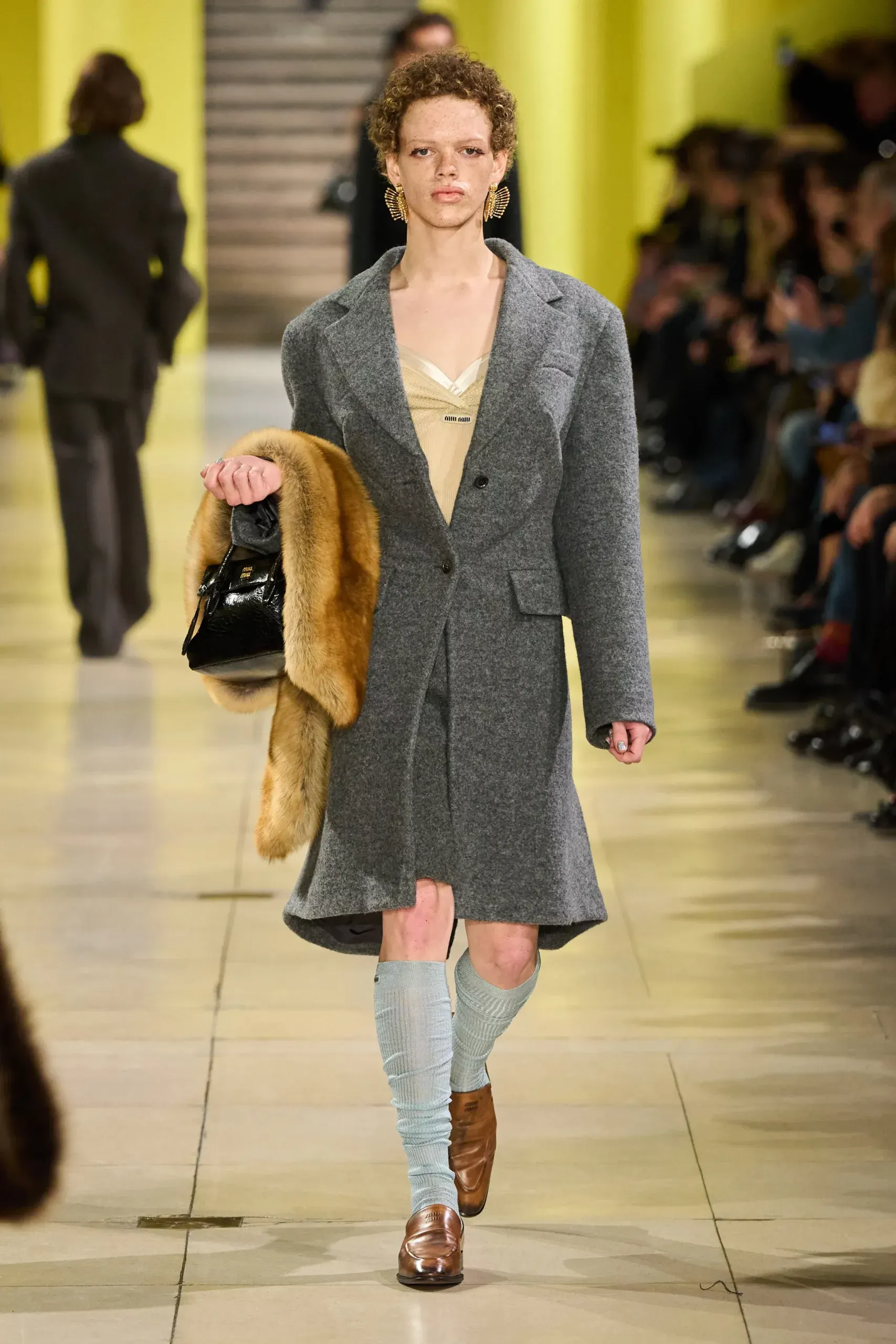 trench coat dạ miu miu thu đông 2025