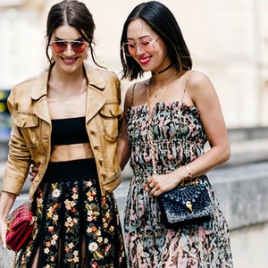 Thời trang đường phố rộn ràng từ Paris Haute Couture Thu-Đông 2017/18