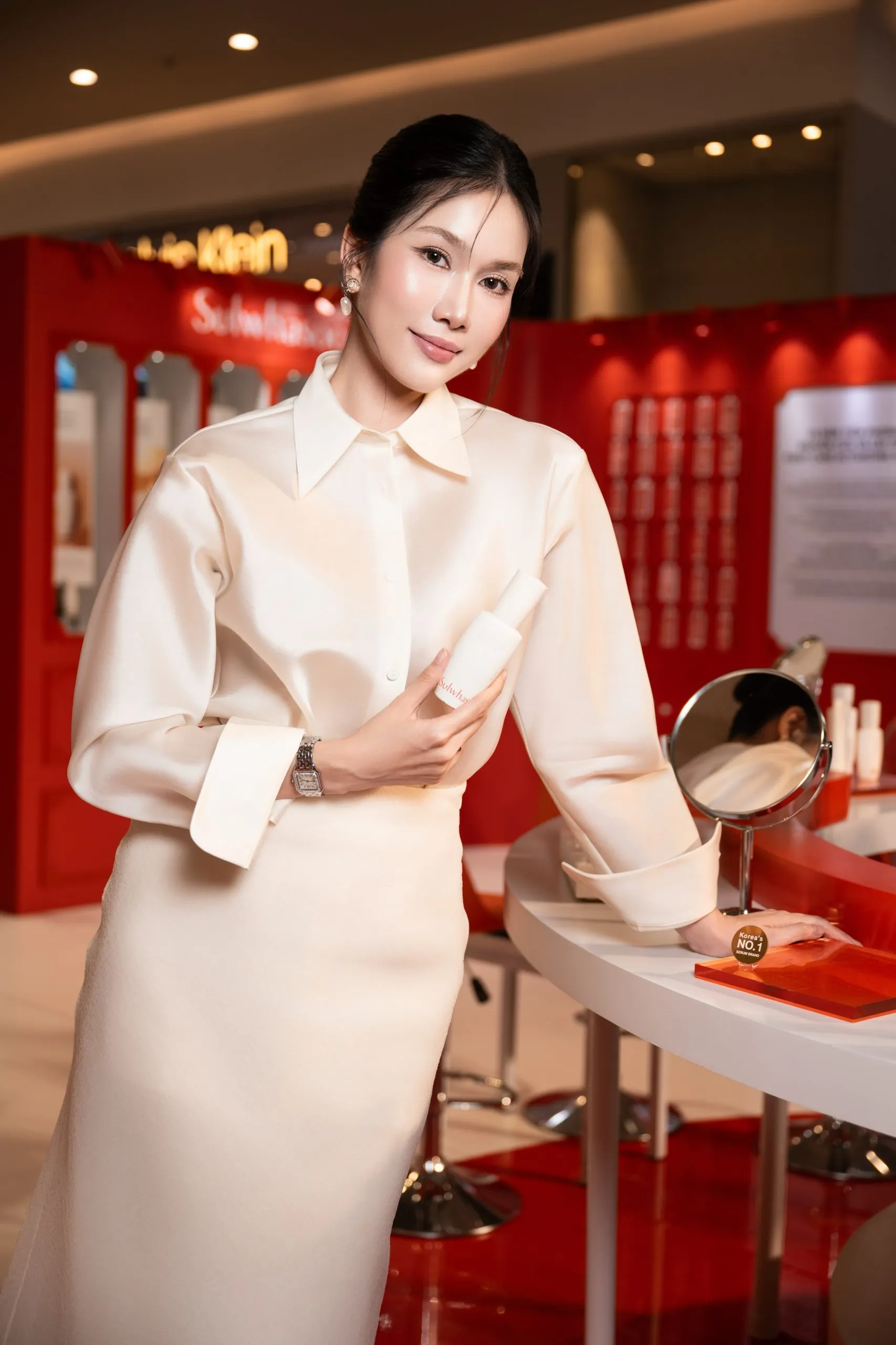 Á hậu Phương Anh.