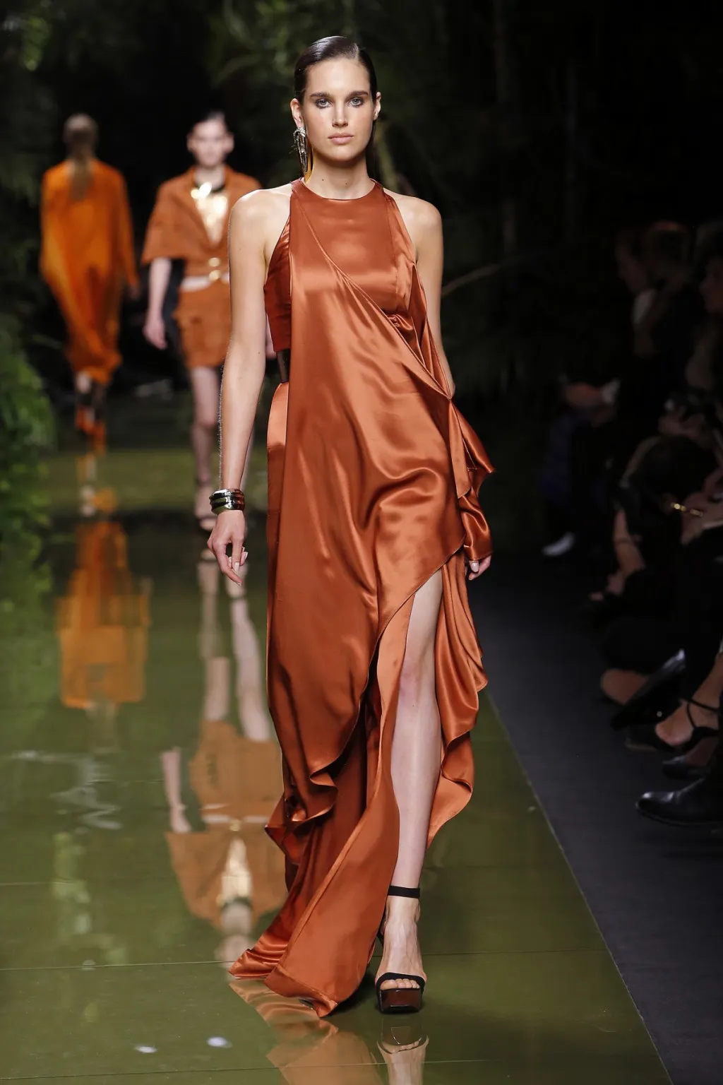 Thay vì những thiết kế bodycon quen thuộc, BST Xuân-Hè của Balmain mang lại những mẫu váy bay bổng và gợi cảm.