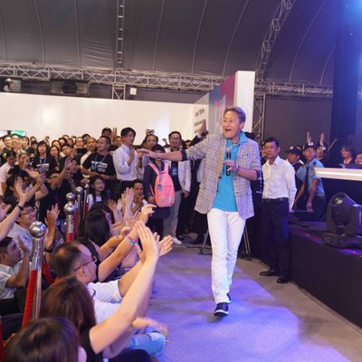 Chủ tịch tập đoàn Sony xuất hiện với diện mạo bảnh bao và sành điệu tại Sony Show tại HCM