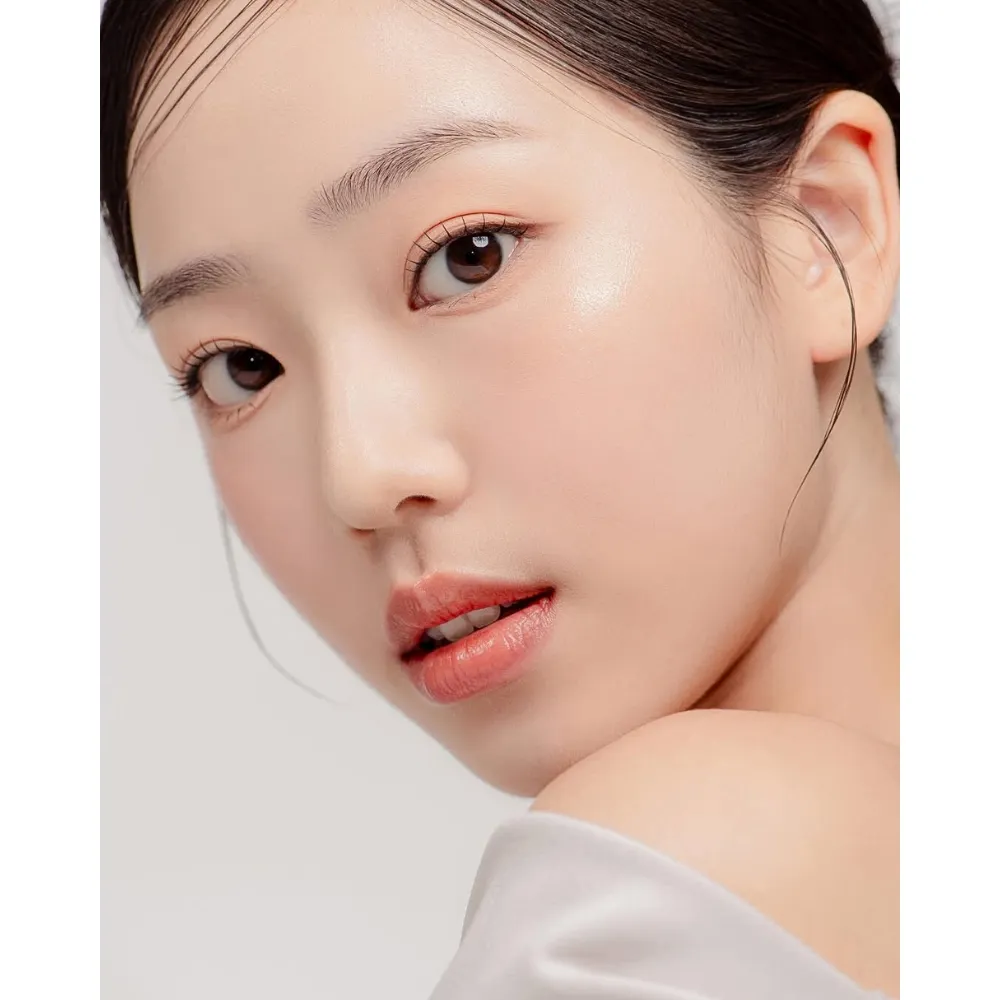 Cô gái với làn da căng bóng nhờ dùng peptide đúng cách không bị gây kích ứng da