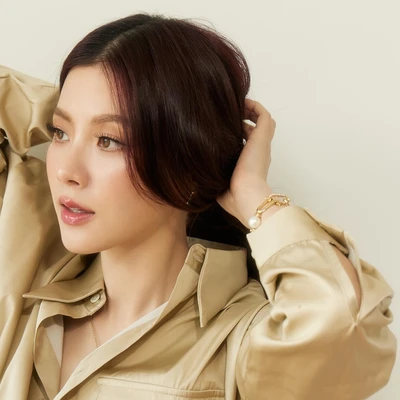 Hình ảnh diễn viên Baifern Pimchanok tay cầm tóc để minh họa cho những thói quen khiến da đầu nổi mụn.