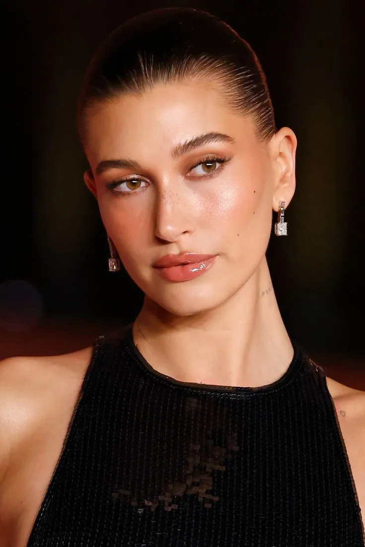 Hailey Bieber dưỡng môi