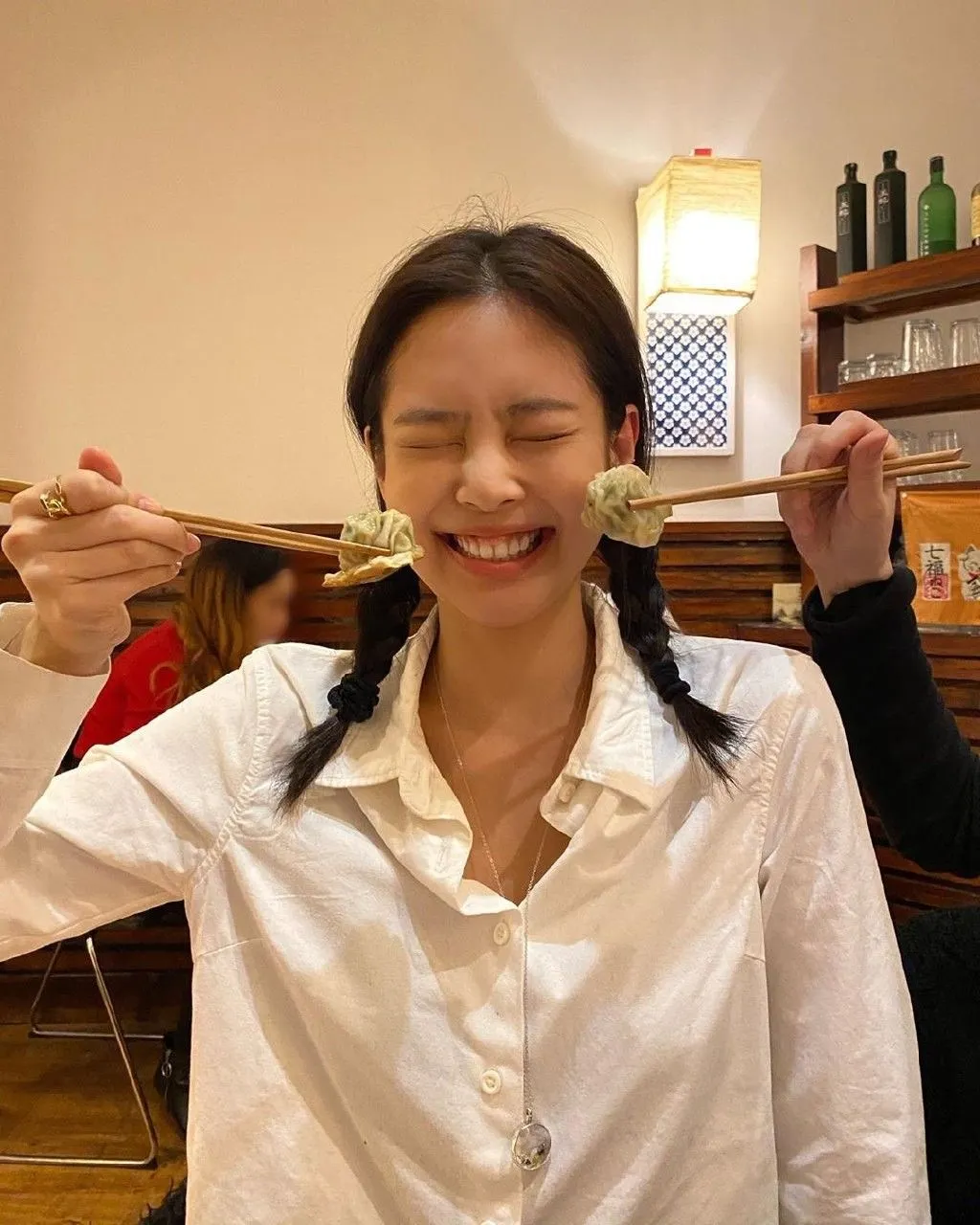 Jennie đang ăn bánh bao và kiểm soát bụng dưới to.