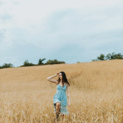 cô gái trên cánh đồng lúa tử vi ngày 22/12/2025