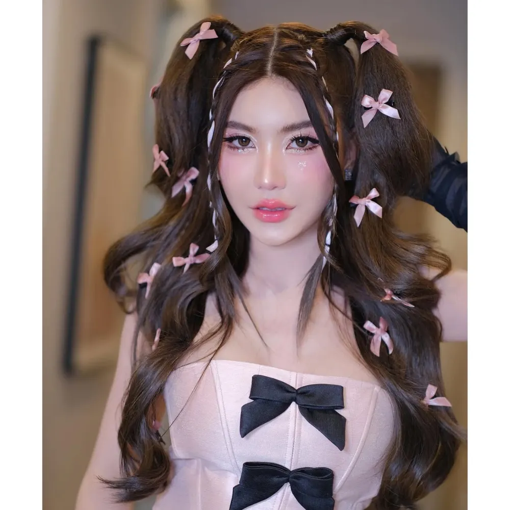Kiểu tóc đi concert được buộc cao hai bên đính kèm phụ kiện nơ.