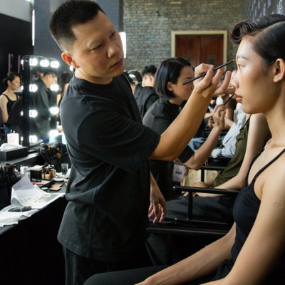 Hậu trường trang điểm tại ELLE Fashion Show 2023..