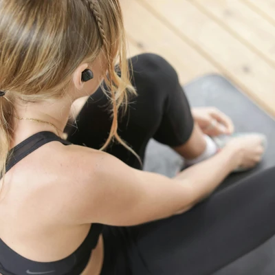 Người phụ nữ chăm sóc cơ thể rạng rỡ nhờ duy trì thói quen vệ sinh cá nhân đúng cách.