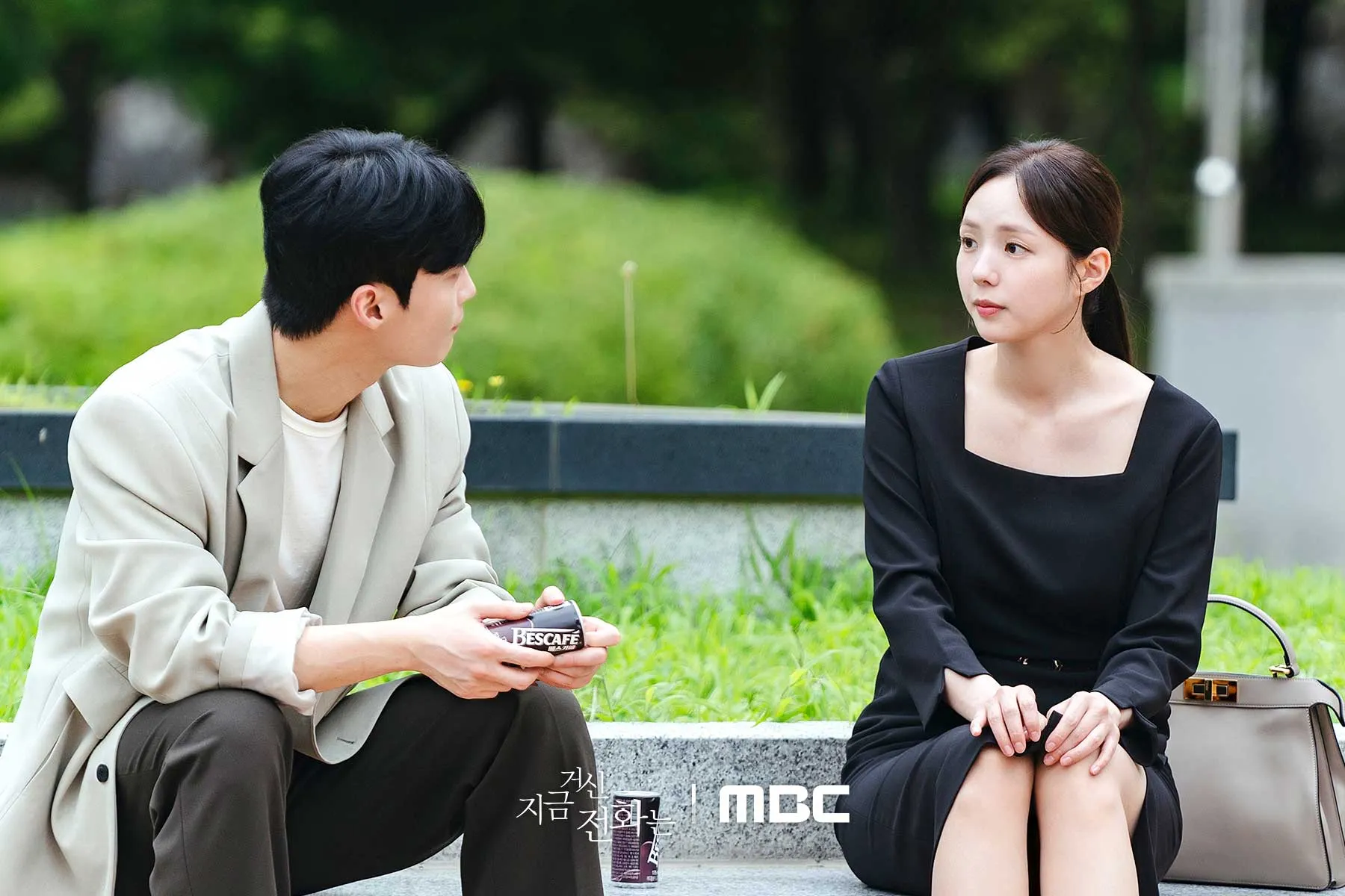 Chae Soo Bin trong phim When the Phone Rings diện đầm đen