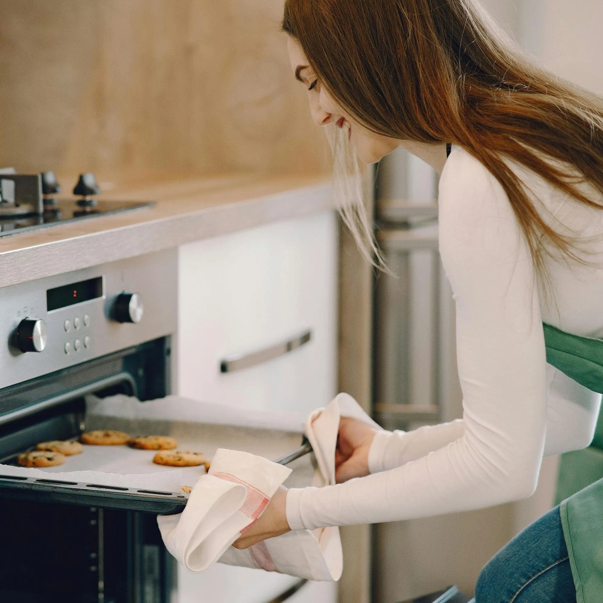 Cô gái nấu ăn thư giãn sau giờ làm