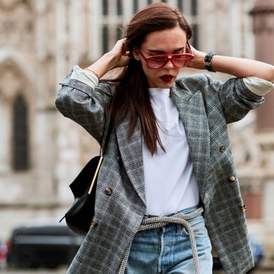 thời trang mùa Thu - áo khoác blazer và áo thun trắng