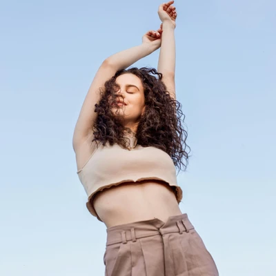 cô gái vươn vai giãn cơ