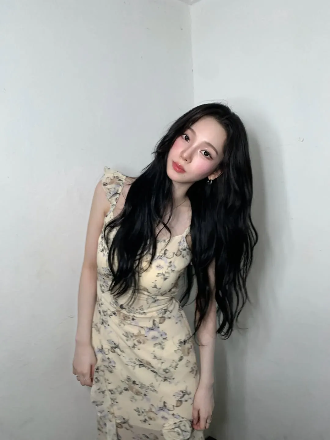 Karina trong thiết kế váy hoa nhí.