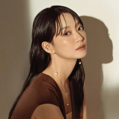 Shin Min Ah mang áo nâu