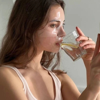 Cô gái đang đắp mặt nạ để chống lão hóa da.