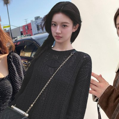Go Yoon Jung chụp ảnh với kiểu tóc buông xõa và thắt bính một bên