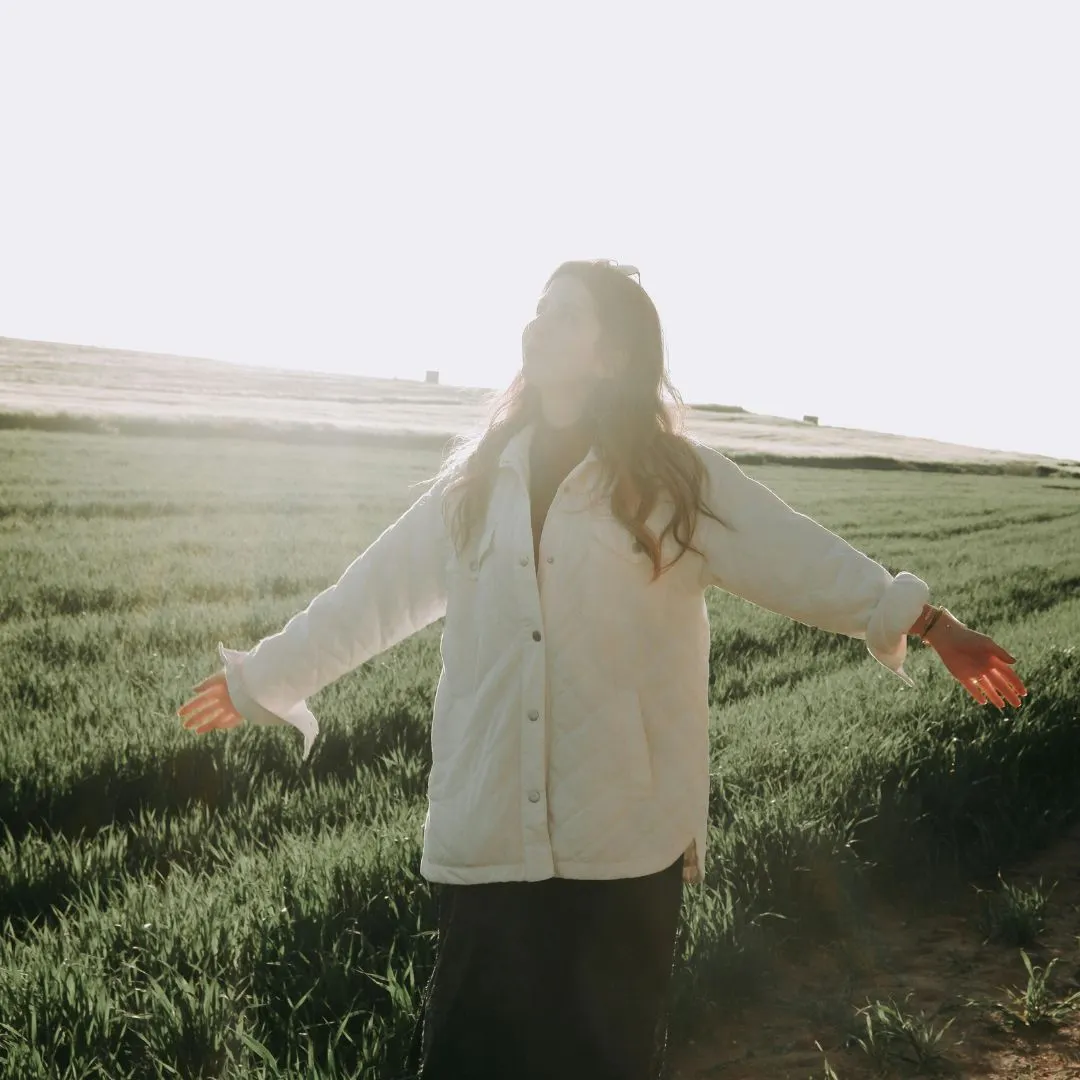 cô gái dang 2 tay tử vi ngày 24/12/2025