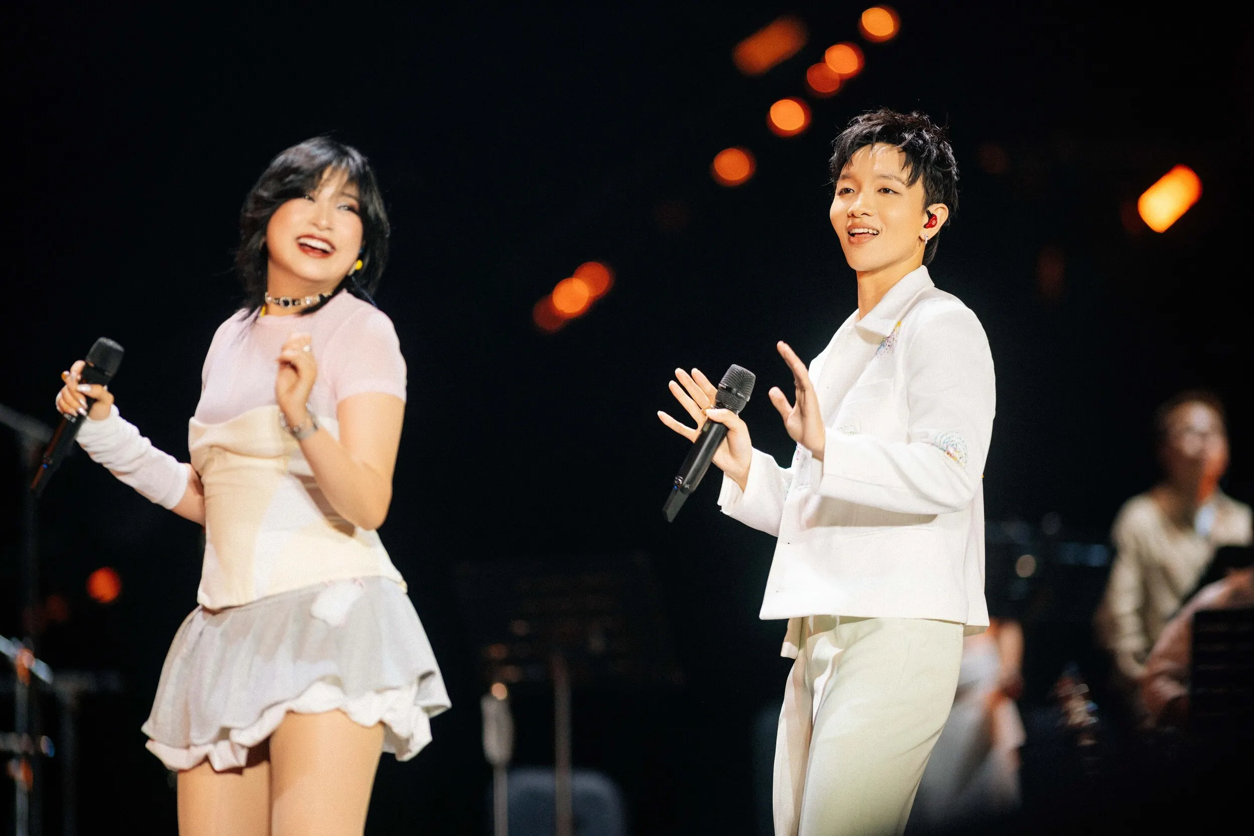 Nghệ sĩ khách mời đầu tiên xuất hiện trên sân khấu concert Xoay Tròn của Hoàng Dũng là Minh Tốc & Lam.