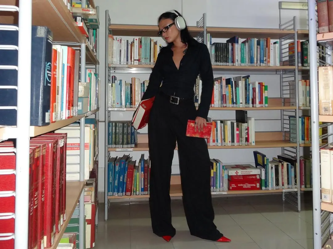 quần tây và giày cao gót đỏ 