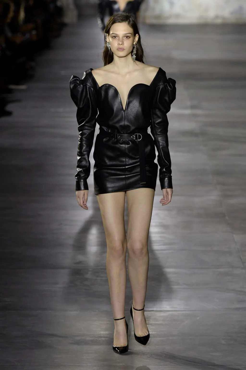 Thiết kế mở đầu BST Xuân-Hè 2017 của Saint Laurent