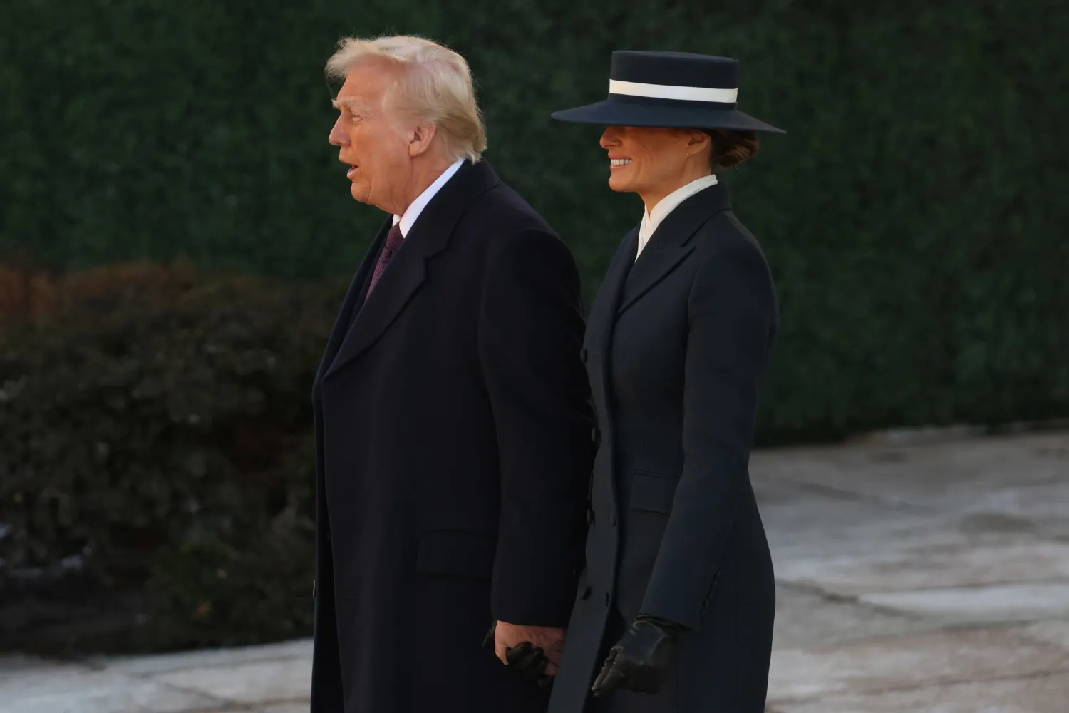 Bản phối cùng phụ kiện nón Melania Trump
