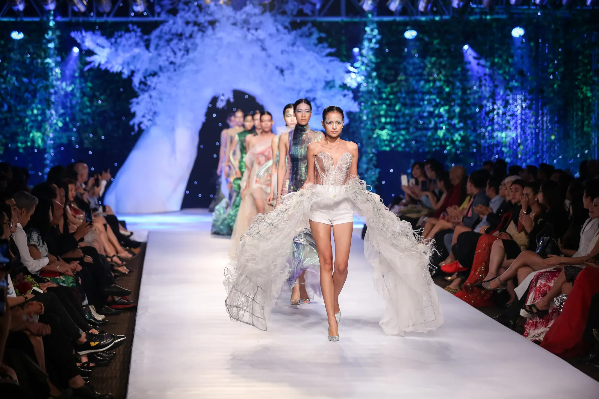 Quỳnh Paris Deja Vu show - elle vietnam 15