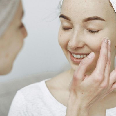 Phụ nữ áp dụng các công thức làm trắng da tự nhiên