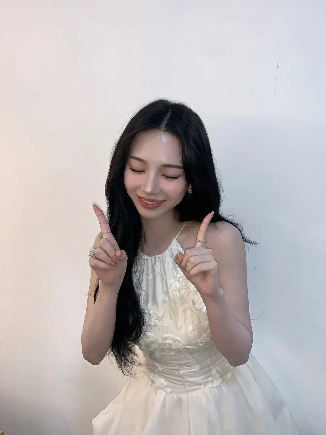 Karina trong thiết kế váy trắng cổ yếm