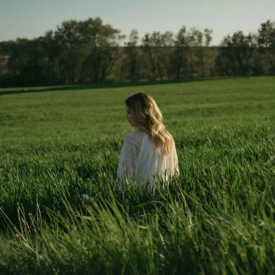 cô gái tóc vàng đứng trên cánh đồng tử vi ngày 9/4/2026