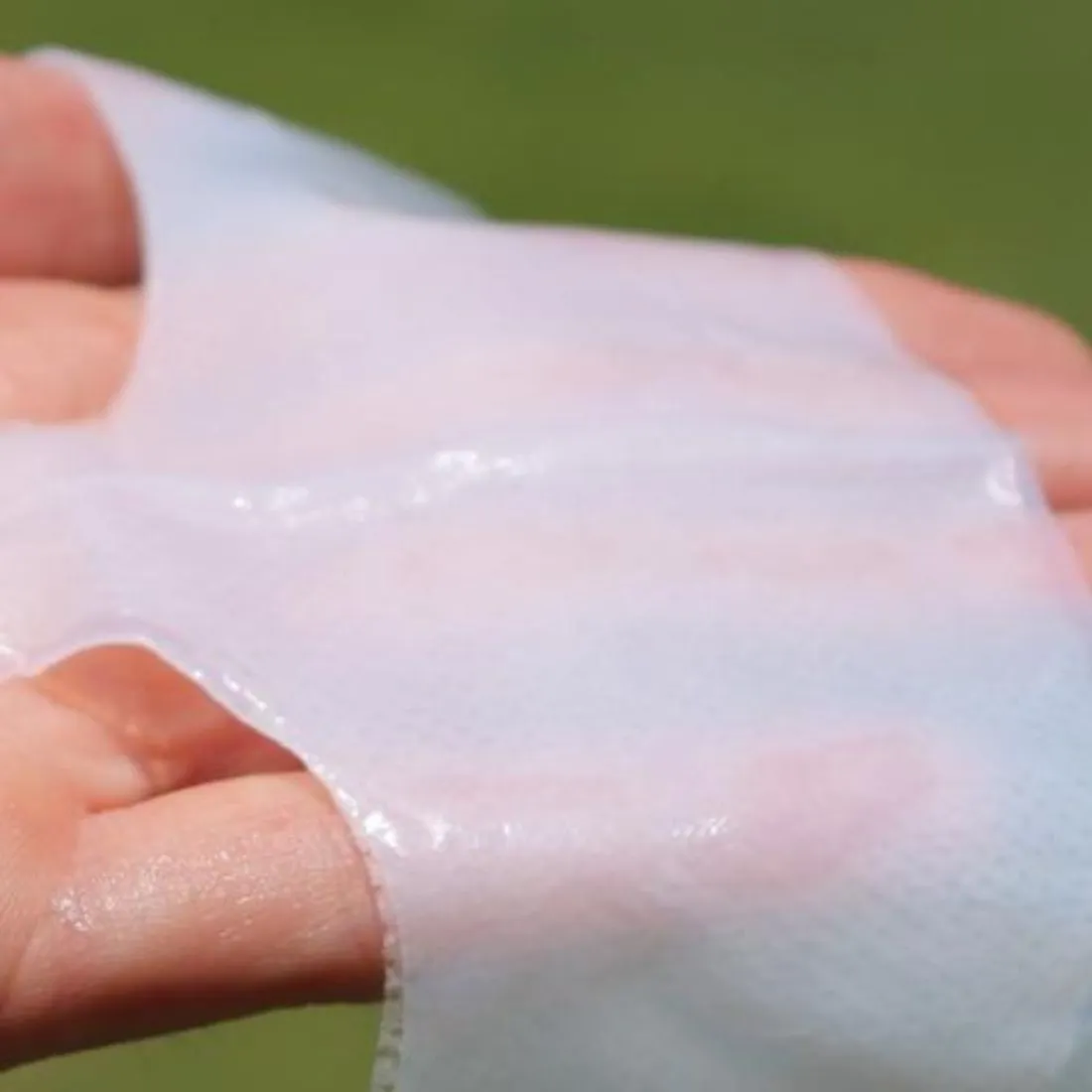 Chất liệu mặt nạ Bio-cellulose của mặt nạ emmié được lên men từ nước dừa tươi - một công nghệ tiên tiến được ví như "kim cương" trong ngành làm đẹp.