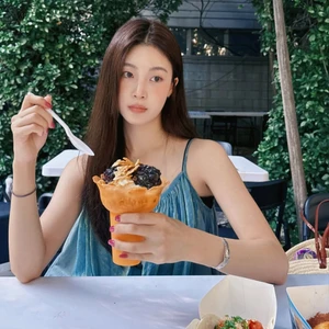 Cố gái cầm ly đồ ăn