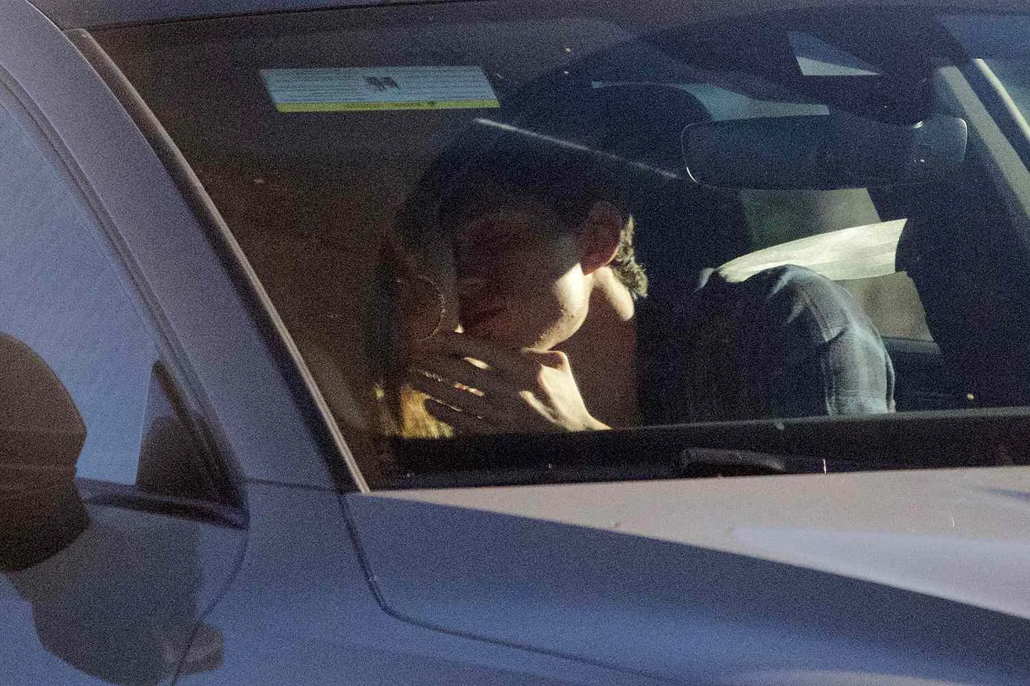 Tom Holland khóa môi Zendaya.