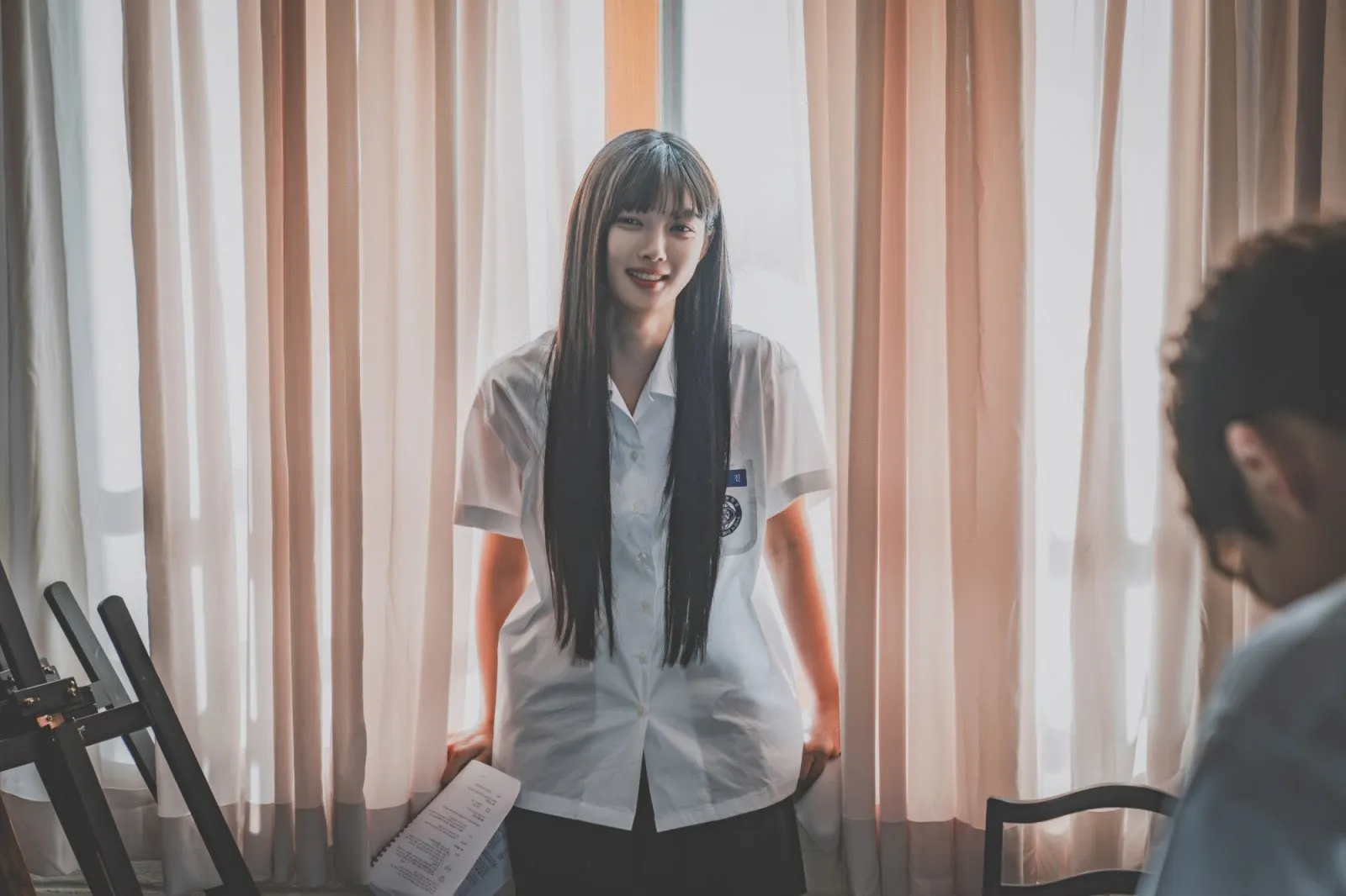 Kim Yoo-jung mang đồng phục học sinh trong Dear X