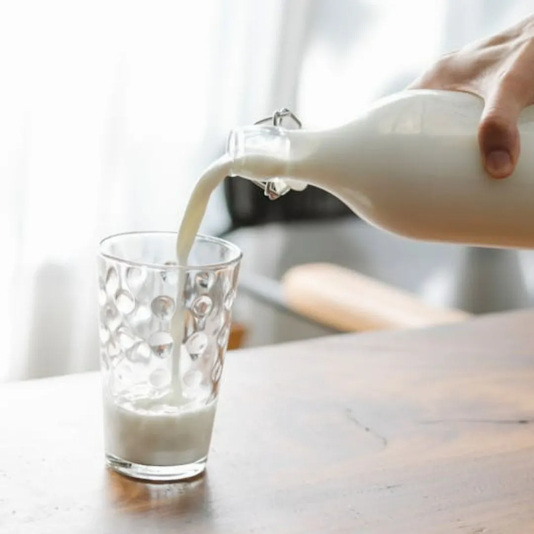 ly sữa đang được rót ra