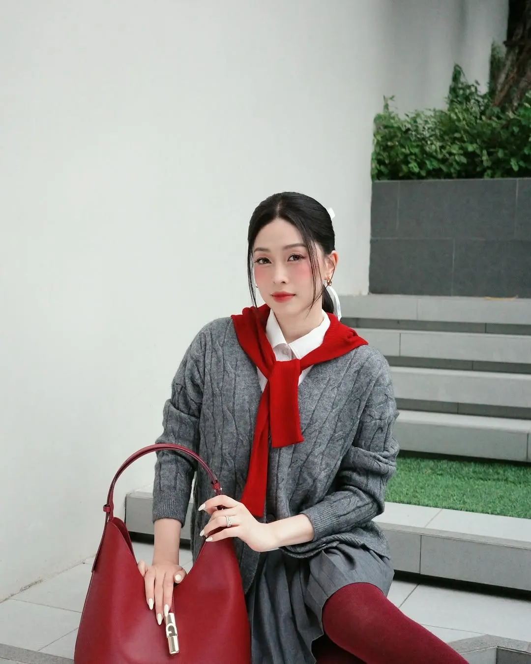 Sắc đỏ của chiếc áo len mang lại không khí khai Xuân đầy sức sống. 