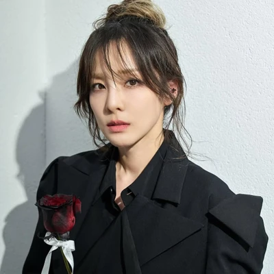 Dara (2NE1) mang trang phục đen và búi tóc