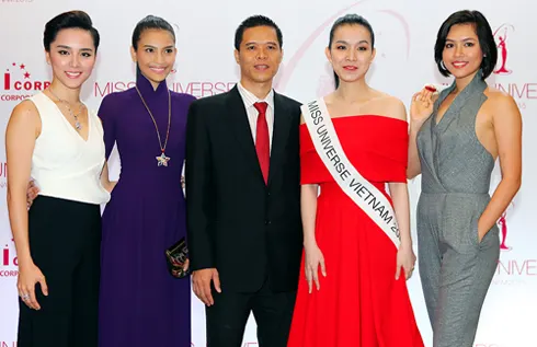 Từ trái qua: người đẹp Dương Trương Thiên Lý, Trương Thị May, ông Trần Ngọc Nhật - Trưởng ban tổ chức cuộc thi Hoa hậu Hoàn vũ Việt Nam 2015, Hoa hậu Thùy Lâm và Á hậu Hoàng My tại buổi công bố thông tin mùa giải mới. Ảnh: Duy England.