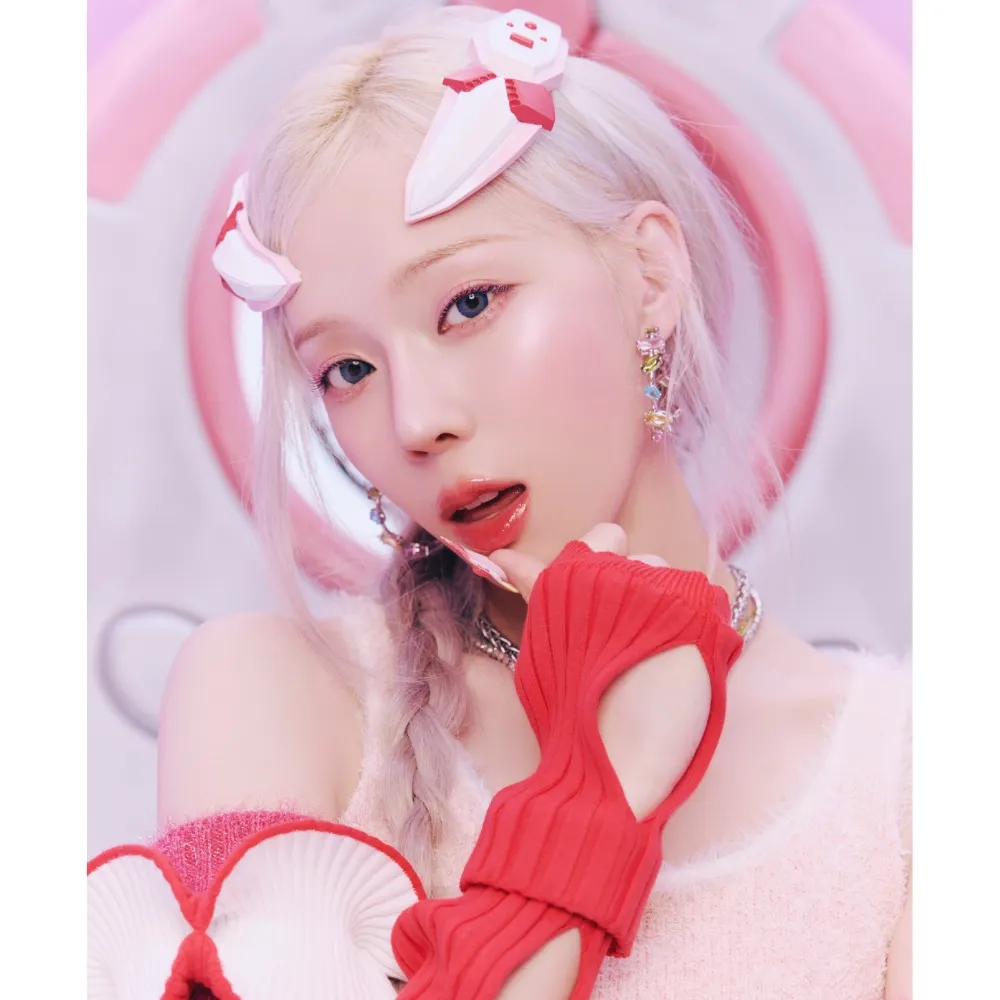 Cận cảnh layout trẻ trung của Winter (aespa) trong một bộ ảnh quảng bá ca khúc Hot Mess.
