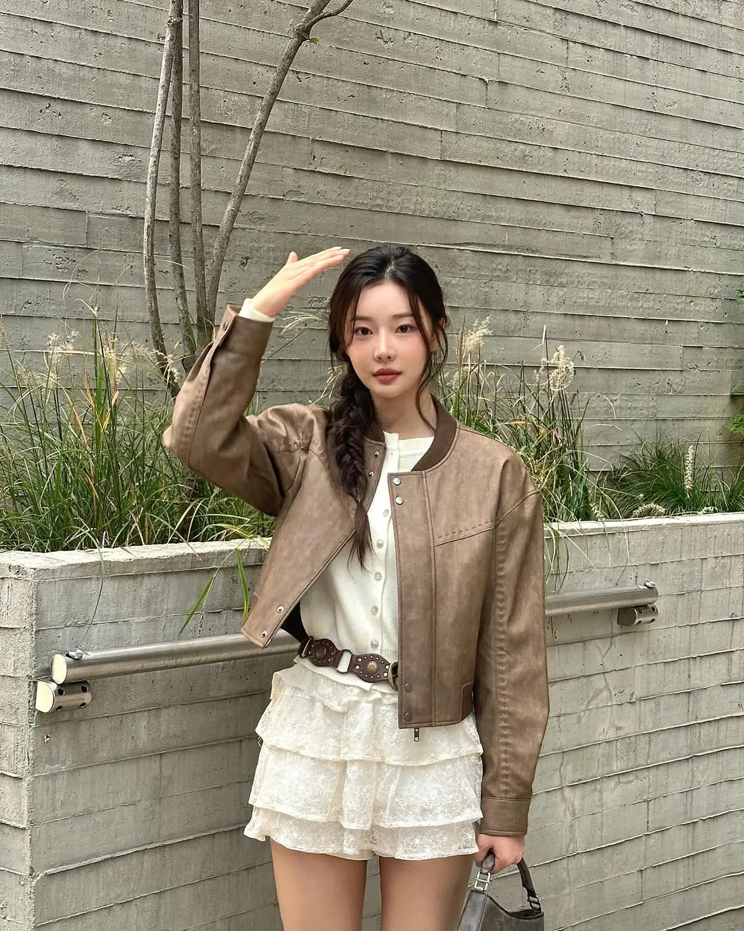 youseeany  diện áo khoác da Địa Ngục Độc Thân