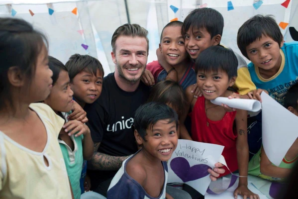 Trong chuyến đi đến Philippines vào tháng 2 năm nay, anh đã chơi bóng đá với trẻ em giữa sân trường đã bị tàn phá vì bão, tham gia vào các lớp học và giúp phân phát những cuốn sách bài tập....