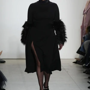 Người mẫu ngoại cỡ công phá sàn diễn tuần lễ thời trang 2017 - ELLE VN