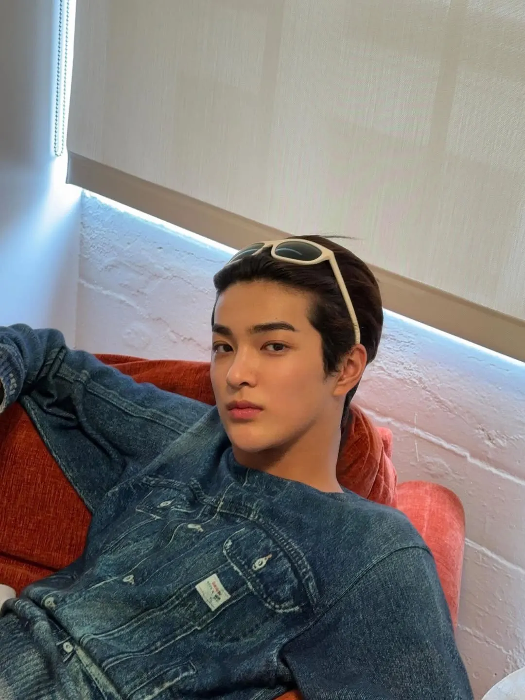 Khi sử dụng kính mát gọng trắng làm phụ kiện cài tóc phối cùng trang phục denim, anh chàng khéo léo biến tấu phong cách Y2K năng động, chứng minh khả năng "cân" mọi loại gọng kính từ cổ điển đến phá cách.