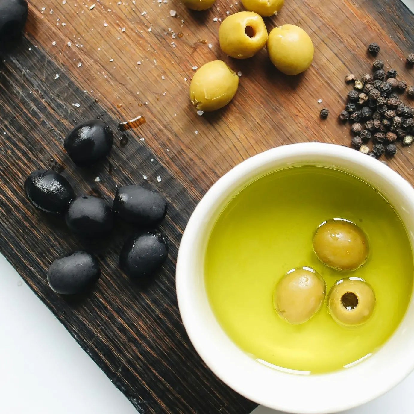 Dầu olive giàu vitamin E được bày trong bát.