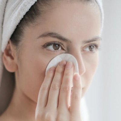Loại bỏ bụi bẩn và lớp makeup bằng nước tẩy trang tự nhiên.