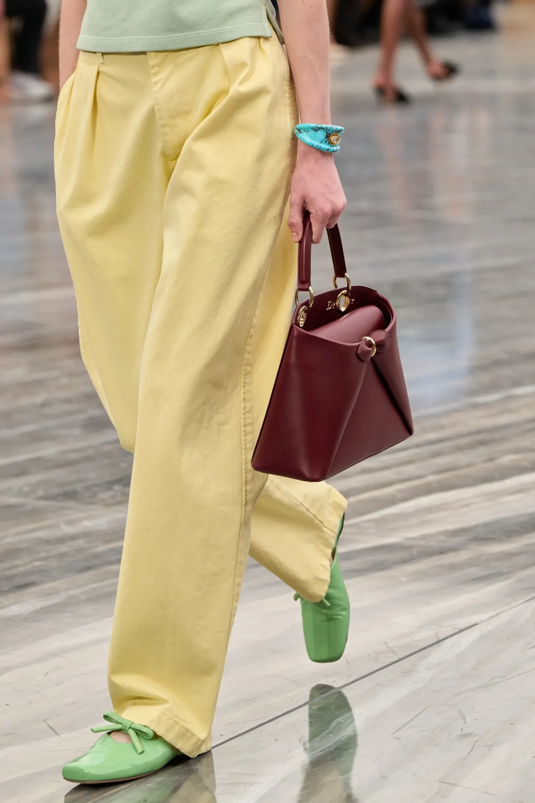 túi xách đỏ đô BST Dior SS26