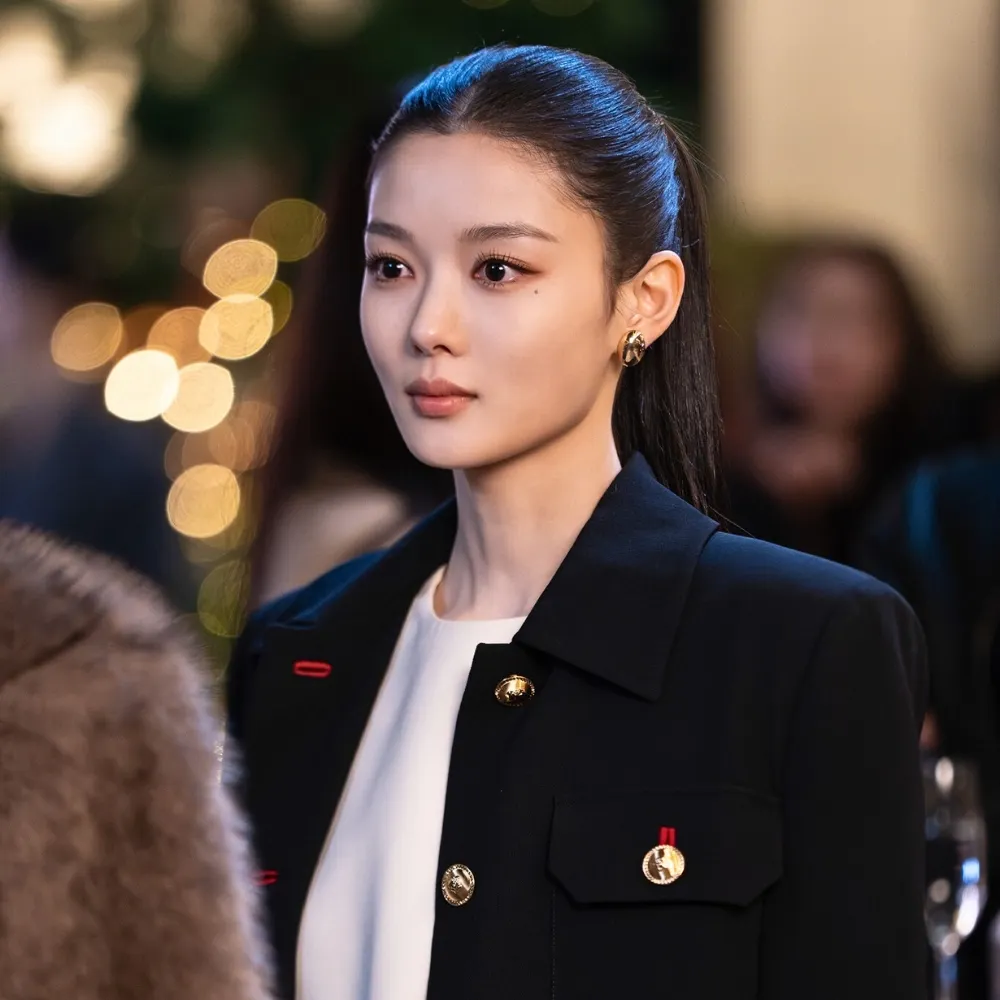 Kim Yoo-jung buộc tóc đuôi ngựa trong Dear X