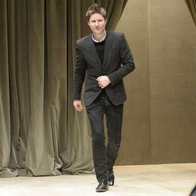Điểm tin thời trang: Christopher Bailey được phong tước sĩ quan. Michael Kors chính thức đổi tên thành Capri Holdings 9