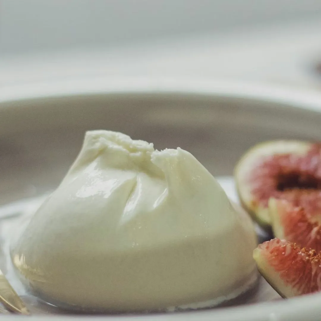 dĩa phô mai mozzarella và trái sung cắt nhỏ