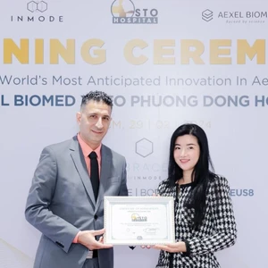 STO Phương Đông Hospital - hai người đang đứng